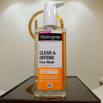 NEUTROGENA Clear & Defend 2% Salicylic Acid Face Wash 200ml